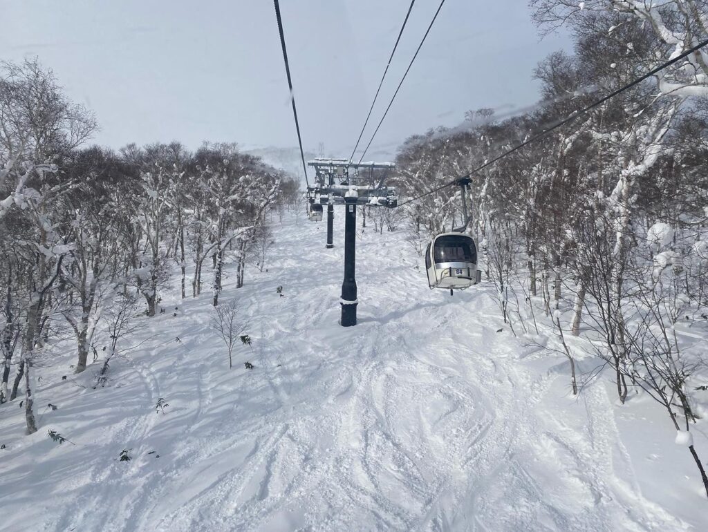 ゴンドラからの雪山の景色