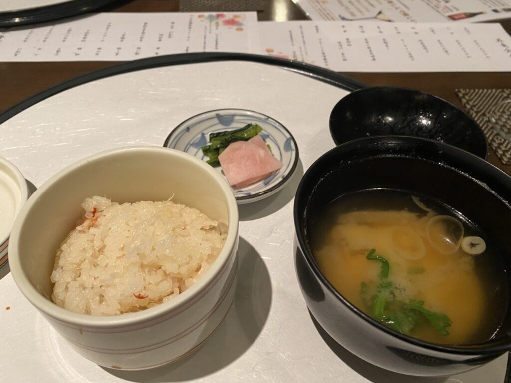 炊き込みご飯と味噌汁と漬物