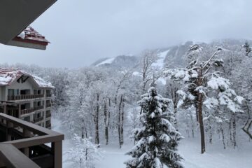 ホテルから見える雪景色とスキー場